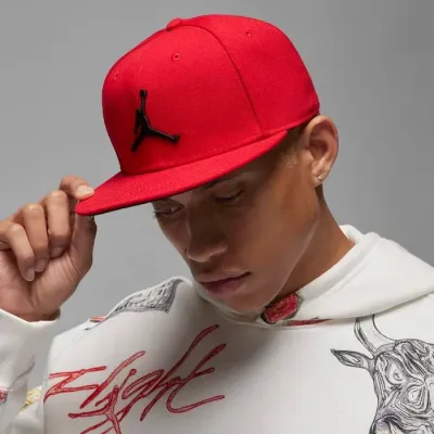 Casquette Jordan Jumpman Pro FV5296-687 rouge avec visière plate et fermeture snapback réglable