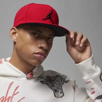 Casquette Jordan Jumpman Pro FV5296-687 rouge avec visière plate et fermeture snapback réglable