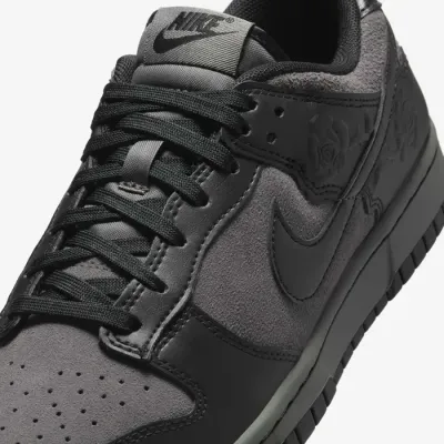 Nike Dunk Low HF1986-001 noire pour femme avec cuir synthétique, daim et roses embossées