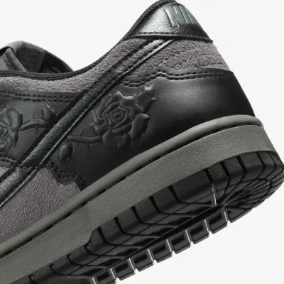 Nike Dunk Low HF1986-001 noire pour femme avec cuir synthétique, daim et roses embossées