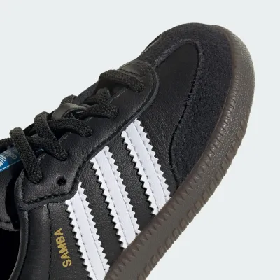 adidas Samba IE3680 noire en cuir avec semelle Gum, 3 bandes iconiques et design football rétro