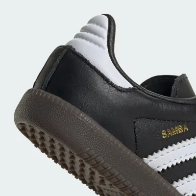 adidas Samba IE3680 noire en cuir avec semelle Gum, 3 bandes iconiques et design football rétro