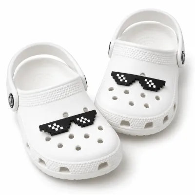 2 accessoires 3D lunettes pixel Deal With It noirs pour personnaliser des chaussures à trous compatibles Crocs