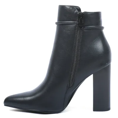 Bottine femme noire à talon haut de 10 cm, bout pointu et détail boucle métallique