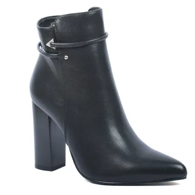 Bottine femme noire à talon haut de 10 cm, bout pointu et détail boucle métallique