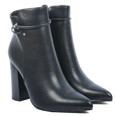 Bottine femme noire à talon haut de 10 cm, bout pointu et détail boucle métallique
