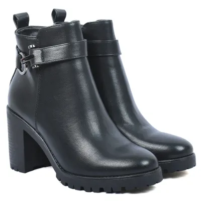 Bottine femme noire à talon haut avec boucle décorative, bout rond et fermeture ZIP latérale