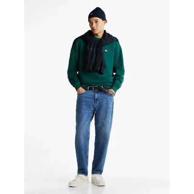 Sweat homme Tommy Jeans Regular Badge vert DM0DM17986-CWG en coton Terry, coupe Regular Fit.
