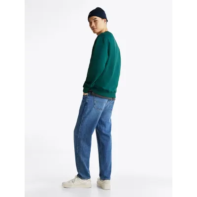 Sweat homme Tommy Jeans Regular Badge vert DM0DM17986-CWG en coton Terry, coupe Regular Fit.