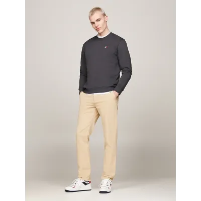 Sweatshirt homme Tommy Jeans Regular Badge gris DM0DM17986-PUB en coton Terry, coupe Regular Fit.