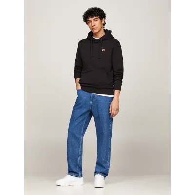 Hoodie homme Tommy Jeans Regular Badge noir DM0DM17988-BDS en coton 100 %, coupe Regular Fit.