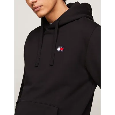 Hoodie homme Tommy Jeans Regular Badge noir DM0DM17988-BDS en coton 100 %, coupe Regular Fit.
