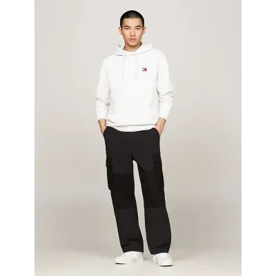 Hoodie homme Tommy Jeans Regular Badge blanc DM0DM17988-PE9 en coton 100 %, coupe Regular Fit .