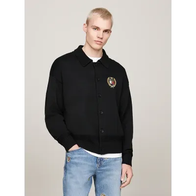 Cardigan Tommy Jeans Boxy Button Down Crest noir DM0DM19422-BDS en maille fine extensible, coupe ample.