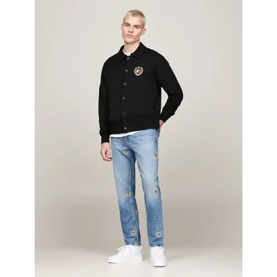 Cardigan Tommy Jeans Boxy Button Down Crest noir DM0DM19422-BDS en maille fine extensible, coupe ample.