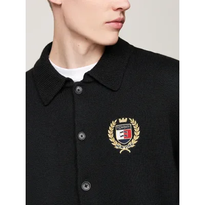 Cardigan Tommy Jeans Boxy Button Down Crest noir DM0DM19422-BDS en maille fine extensible, coupe ample.