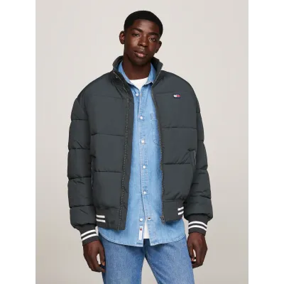 Veste puffer Tommy Jeans homme gris DM0DM19640-PUB, modèle Varsity déperlant en nylon avec coupe Relaxed Fit.