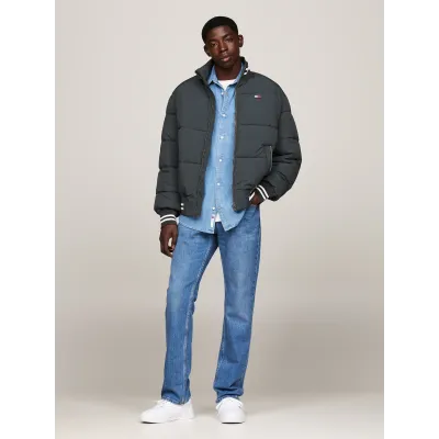 Veste puffer Tommy Jeans homme gris DM0DM19640-PUB, modèle Varsity déperlant en nylon avec coupe Relaxed Fit.
