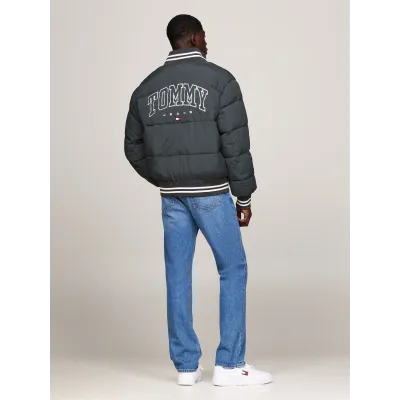 Veste puffer Tommy Jeans homme gris DM0DM19640-PUB, modèle Varsity déperlant en nylon avec coupe Relaxed Fit.