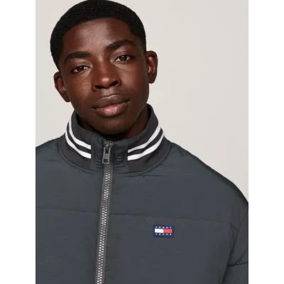 Veste puffer Tommy Jeans homme gris DM0DM19640-PUB, modèle Varsity déperlant en nylon avec coupe Relaxed Fit.