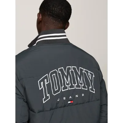 Veste puffer Tommy Jeans homme gris DM0DM19640-PUB, modèle Varsity déperlant en nylon avec coupe Relaxed Fit.