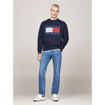 Sweat Tommy Jeans homme bleu marine DM0DM19756-C1G, coupe Relaxed, coton mélangé, col rond et badge Tommy Flag sur la poitrine.