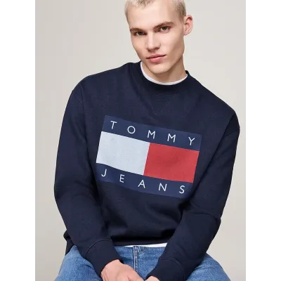 Sweat Tommy Jeans homme bleu marine DM0DM19756-C1G, coupe Relaxed, coton mélangé, col rond et badge Tommy Flag sur la poitrine.