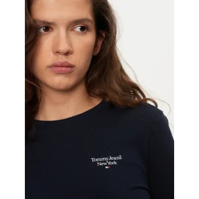 Pull Tommy Jeans femme Slim Essential Logo 2 bleu marine DW0DW18793-C1G en coton avec maille fine extensible