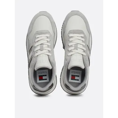 Basket Tommy Jeans femme grise EN0EN02687-P06 en 100 % daim, modèle EVA RUNNER METAL au design moderne