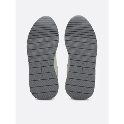 Basket Tommy Jeans femme grise EN0EN02687-P06 en 100 % daim, modèle EVA RUNNER METAL au design moderne