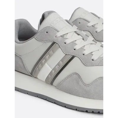 Basket Tommy Jeans femme grise EN0EN02687-P06 en 100 % daim, modèle EVA RUNNER METAL au design moderne