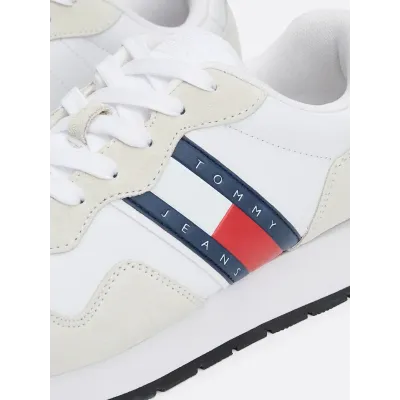 Baskets Tommy Jeans femme blanches EN0EN02510-YBS en cuir et daim, semelle mousse et logo latéral