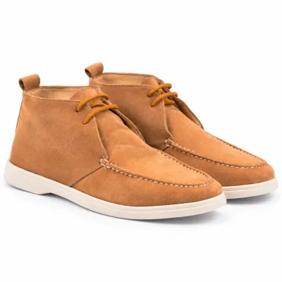 Bottines homme en cuir suédé camel avec lacets ocre, coutures contrastées et semelle extérieure en cuir