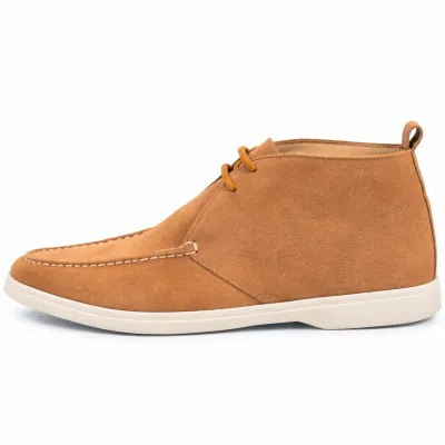 Bottines homme en cuir suédé camel avec lacets ocre, coutures contrastées et semelle extérieure en cuir