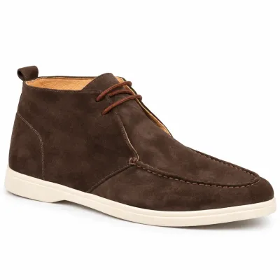 Paire de bottines homme en cuir suédé marron foncé avec lacets marron, coutures apparentes et semelle extérieure écrue