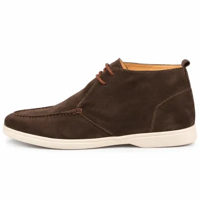 Paire de bottines homme en cuir suédé marron foncé avec lacets marron, coutures apparentes et semelle extérieure écrue