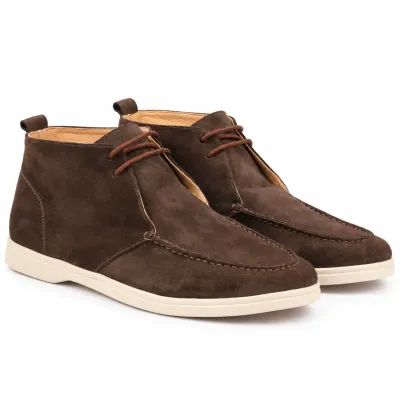 Paire de bottines homme en cuir suédé marron foncé avec lacets marron, coutures apparentes et semelle extérieure écrue
