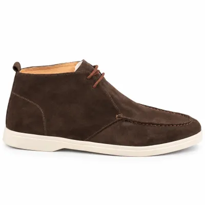 Paire de bottines homme en cuir suédé marron foncé avec lacets marron, coutures apparentes et semelle extérieure écrue