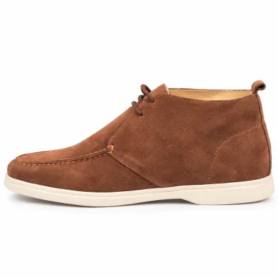 Paire de bottines homme en cuir suédé marron cognac avec lacets marron, coutures apparentes et semelle extérieure écrue