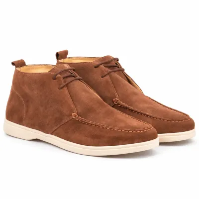 Paire de bottines homme en cuir suédé marron cognac avec lacets marron, coutures apparentes et semelle extérieure écrue