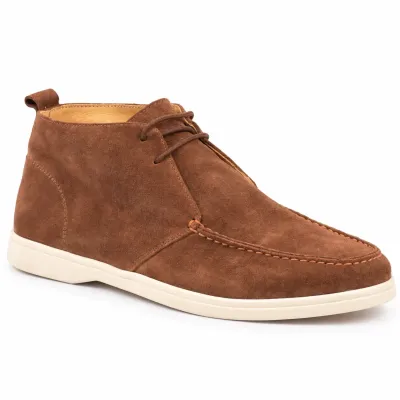 Paire de bottines homme en cuir suédé marron cognac avec lacets marron, coutures apparentes et semelle extérieure écrue