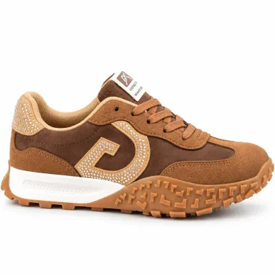 Baskets femme marron en matière synthétique aspect daim, modèle à lacets avec détails décoratifs