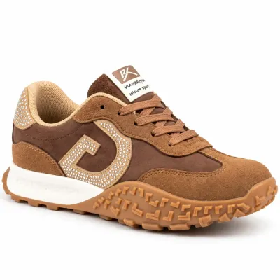 Baskets femme marron en matière synthétique aspect daim, modèle à lacets avec détails décoratifs