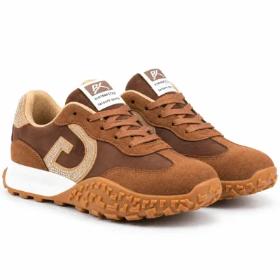Baskets femme marron en matière synthétique aspect daim, modèle à lacets avec détails décoratifs