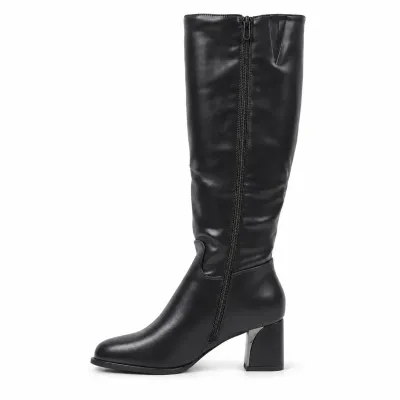 Bottes hautes noires pour femme en matière synthétique, talon bloc de 6 cm, tige de 39 cm et fermeture zippée latérale.