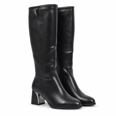 Bottes hautes noires pour femme en matière synthétique, talon bloc de 6 cm, tige de 39 cm et fermeture zippée latérale.