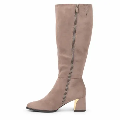 Bottes hautes femme taupe effet suédine avec talon bloc de 6 cm, détail décoratif doré, tige de 37 cm et fermeture zippée