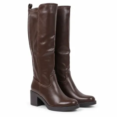 Bottes hautes femme marron foncé à finition lisse, tige de 35 cm, talon bloc de 7 cm et semelle épaisse en caoutchouc.