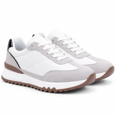 Sneakers homme S-2273-BC blanches et grises, tige synthétique, lacets blancs et semelle extérieure en caoutchouc marron crantée.