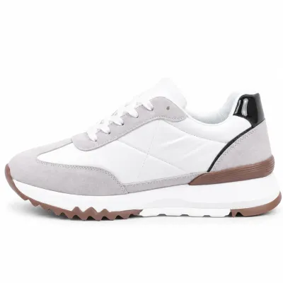 Sneakers homme S-2273-BC blanches et grises, tige synthétique, lacets blancs et semelle extérieure en caoutchouc marron crantée.